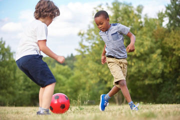 Zwei Jungen spielen Fußball