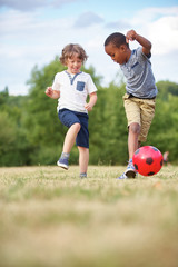 Zwei Jungen spielen Fußball