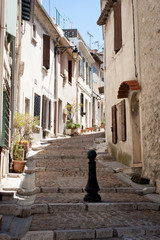 Fototapeta na wymiar Small alley in Arles, France