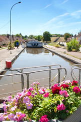 Eclusage d'une péniche sur le canal de Briare, Rogny les sept écluses, Yonne, Bourgogne