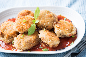 Panierte Champignons mit Tomatensoße