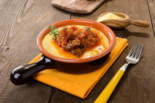 Stufato di cinghiale con polenta nella terracotta