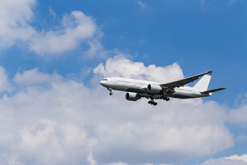 Fototapeta na wymiar Boeing 767-300 before landing