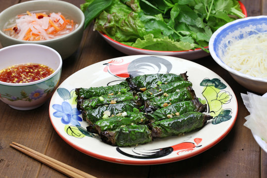 grilled minced beef wrapped in betel leaf, vietnamese cuisine, thit bo nuong la lot