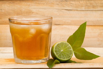  vasa de té de limón en fondo de madera