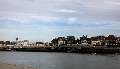 Obraz premium La Touques coulant entre Deauville et Trouville.