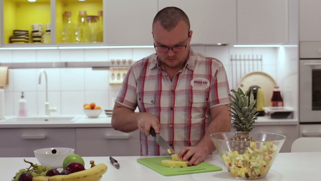 Man cut pineapple