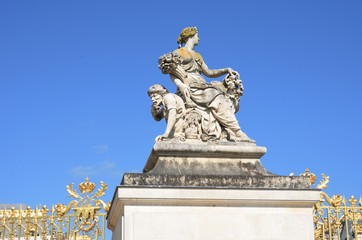 Fototapeta na wymiar Grand Statue of woman at Versailles