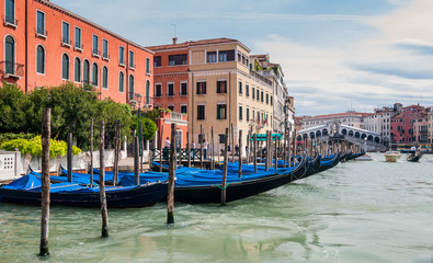Fototapeta na wymiar The Grand Canal and Rialto bridge in Venice, Italy