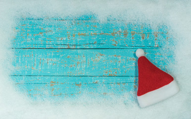 Santa Mütze Hintergrund mit Schnee und Textfreiraum