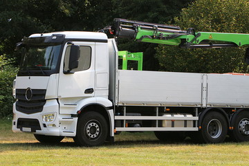 Lastkraftwagen mit kleinem Kran, LKW