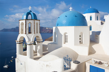 Naklejka premium Santorini - Wygląd typowych niebieskich kopuł kościelnych w Oia