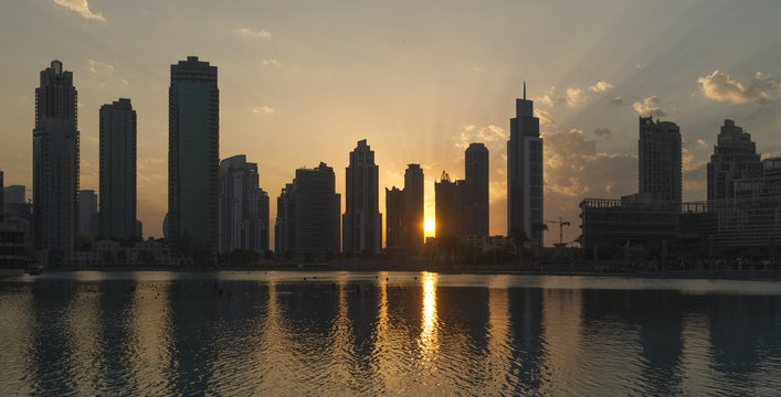 Sonnenuntergang zwischen den Hochhäusern in Dubai