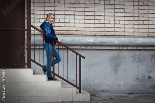 Соснула негру на ступеньках Соснула негру на ступеньках