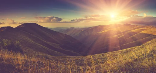 Crédence de cuisine en verre imprimé Aubergine Paysage panoramique dans les montagnes d& 39 automne avec la lumière du soleil.