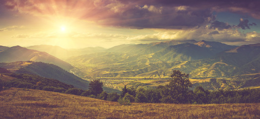 Paysage panoramique dans les montagnes d& 39 automne avec la lumière du soleil.