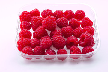 Изолированная малина на белом фоне