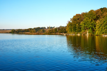Obraz premium Trees reflection on the river or lake bank