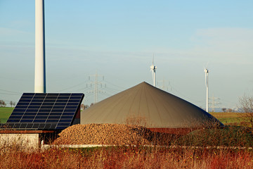 Biogasanlage, Solar und Windrad