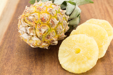 Dried pineapple dices