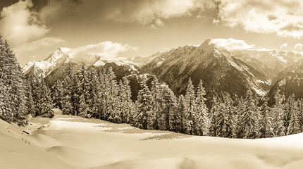Winterpanorama der Alpen in sepia Farbton