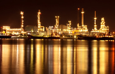 Obraz na płótnie Canvas Beautiful refinery oil plant at night