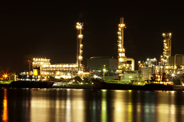 Fototapeta na wymiar Refinery oil plant at night