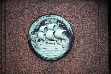 Segelschiff auf Grabstein