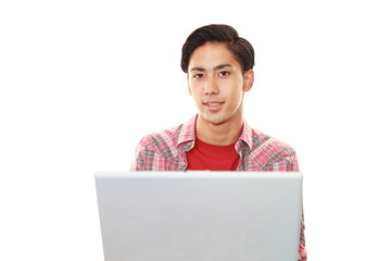 パソコンを楽しむ男性