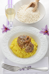 risotto allo zafferano con ossobuco e fiori da zafferano