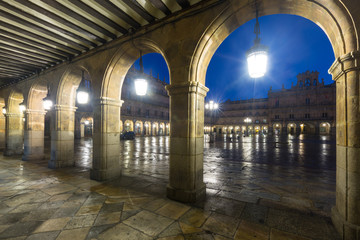 Obraz premium arches at Plaza Mayor at Salamanca in night