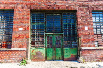Fototapeta na wymiar Tor eines alten Fabrikgebäudes