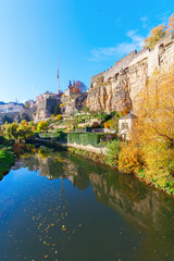 Fluss Alzette mit Bockfelsen in Luxemburg