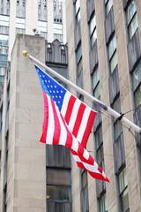 USA-Flagge an einem Hochhaus in Manhattan, New York City
