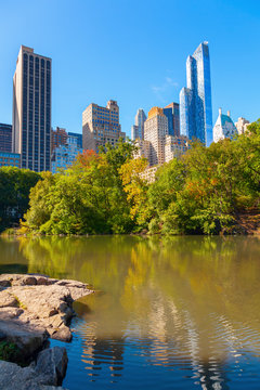 Central Park in Manhattan, New York City, mit Blick auf Hochhäuser