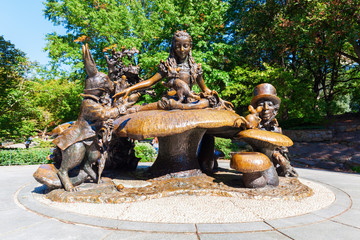 Alice in Wonderland Skulptur im Central Park, Manhattan, New York City - obrazy, fototapety, plakaty