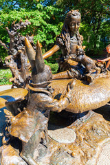 Fototapeta na wymiar Alice im Wunderland Skulptur im Central Park, Manhattan, NYC