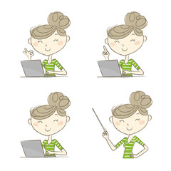 コンピューターの前でポーズをする女性