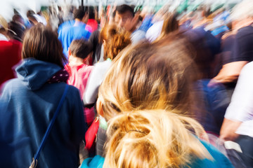 Bild mit Zoomeffekt einer Menschenmenge in der Stadt