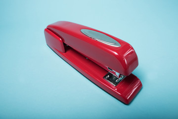 Red stapler - obrazy, fototapety, plakaty