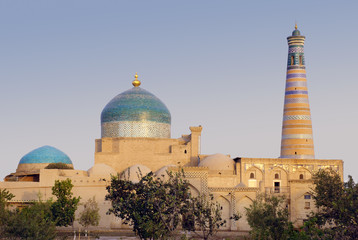 Fototapeta na wymiar Медресе и минарет Ислам-Ходжа