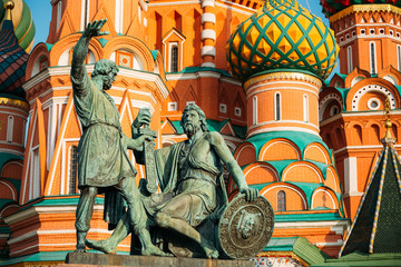 Fototapeta na wymiar Monument to Minin and Pozharsky in Red Square in Moscow, Russia.
