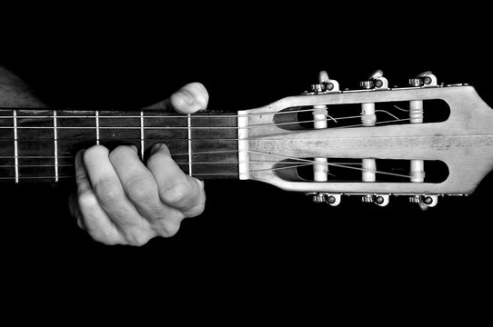 Plaquer un accord &agrave; la guitare