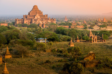 Obraz premium Sunset in Bagan, Myanmar. Bagan is ancient city with thousands of ancient temples in Myanmar.