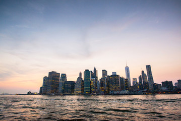 Naklejka premium sunset on manhattan skyline view from brooklyn, new-york city