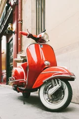 Fototapete Scooter Roter Retro-Roller auf der europäischen Straße