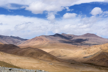 Obraz premium Mountain along the Karakoram Highway that link China (Xinjiang province) with Pakistan via the Kunjerab pass