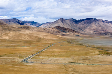 Obraz premium The Road along the Karakoram Highway that link China (Xinjiang province) with Pakistan via the Kunjerab pass