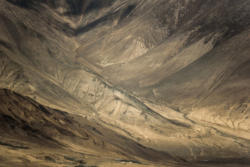 Obraz premium Mountain along the Karakoram Highway that link China (Xinjiang province) with Pakistan via the Kunjerab pass.