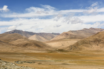 Obraz premium Mountain along the Karakoram Highway that link China (Xinjiang province) with Pakistan via the Kunjerab pass.